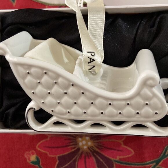 EUC Pandora Unforgettable Moments 2014 Sleigh with Christmas tree charm - Picture 4 of 7